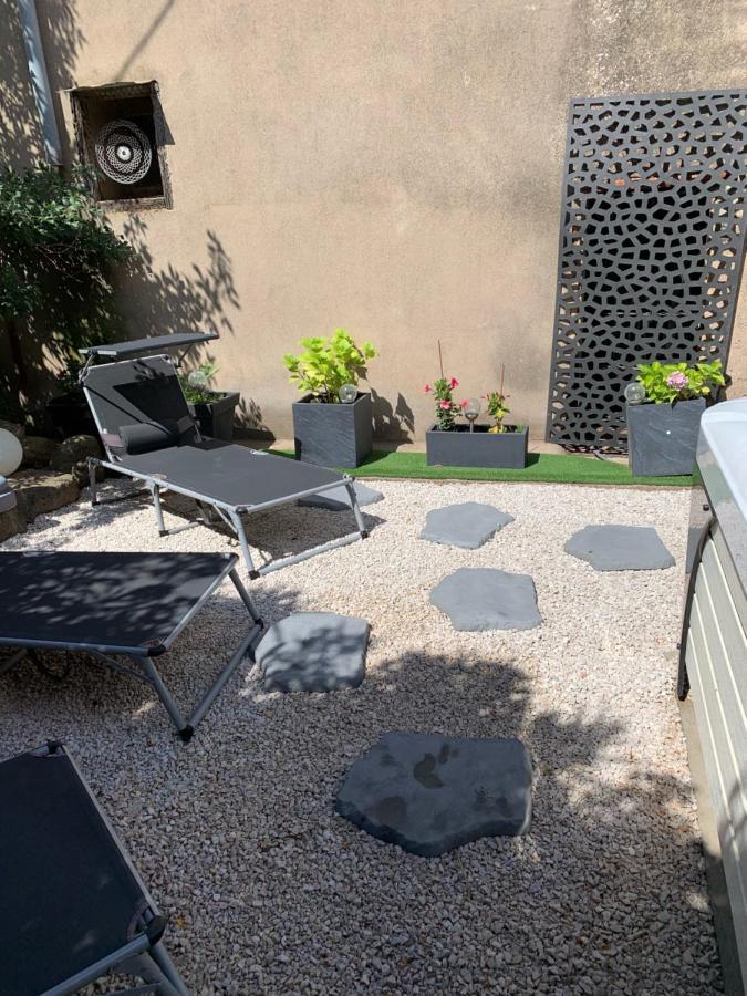 Les dahlias appartement 4 personnes Jacuzzi Barbecue Jardin arboré Climatisé Agde Extérieur photo